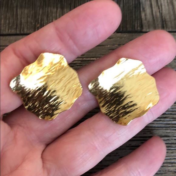 Vintage Hammered Textured Goldtone Clip Earrings - Picture 10 of 11